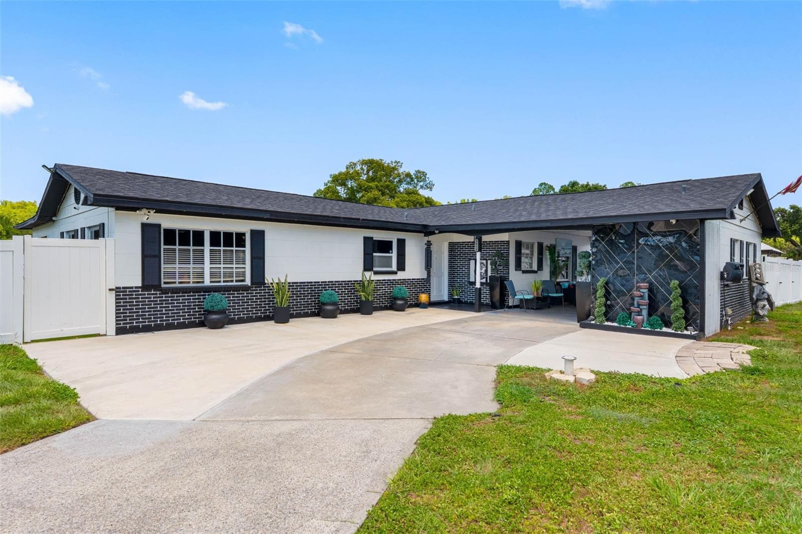 5515 LAKE LE CLARE ROAD — photo 1 of 60