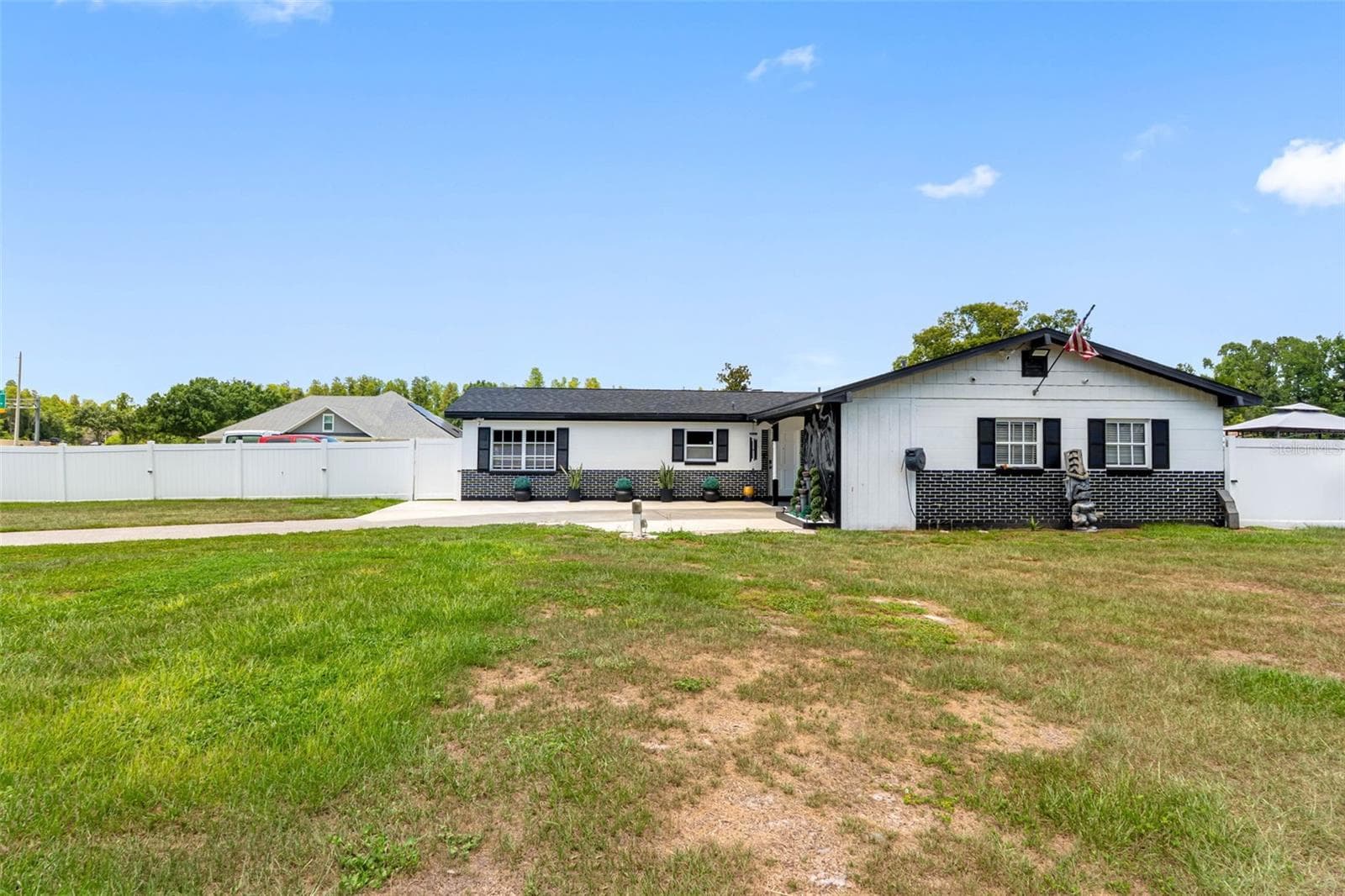 5515 LAKE LE CLARE ROAD — photo 3 of 60