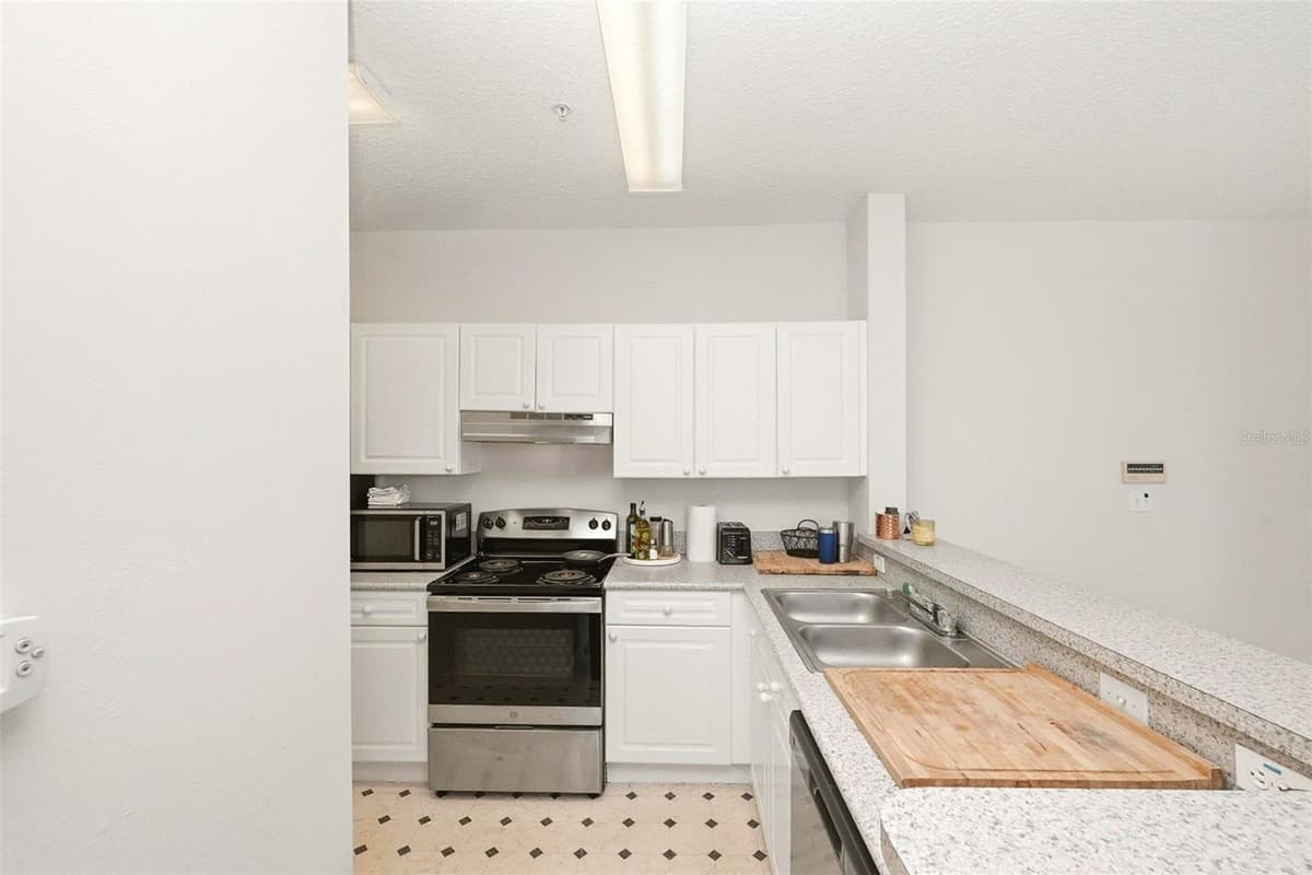 611 CAMPUS STREET — photo 14 of 28