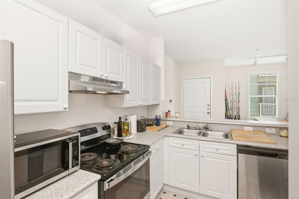 611 CAMPUS STREET — photo 15 of 28