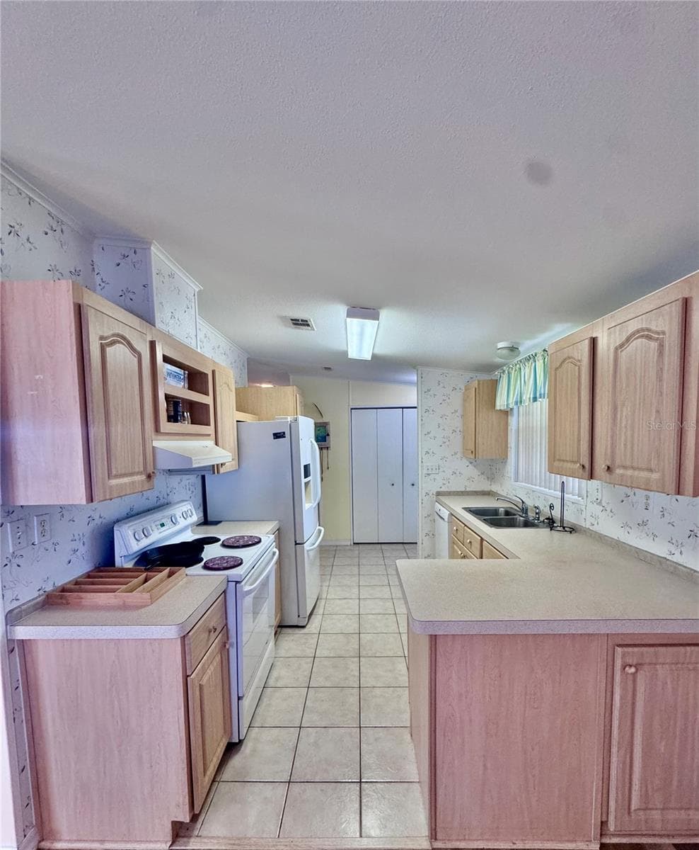4385 MAPLE AVENUE — photo 7 of 20