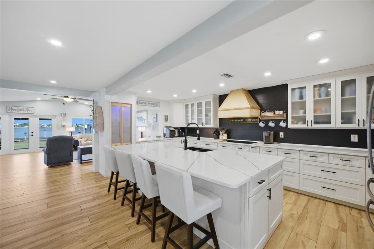 8211 HAYWARD LANE — photo 3 of 32