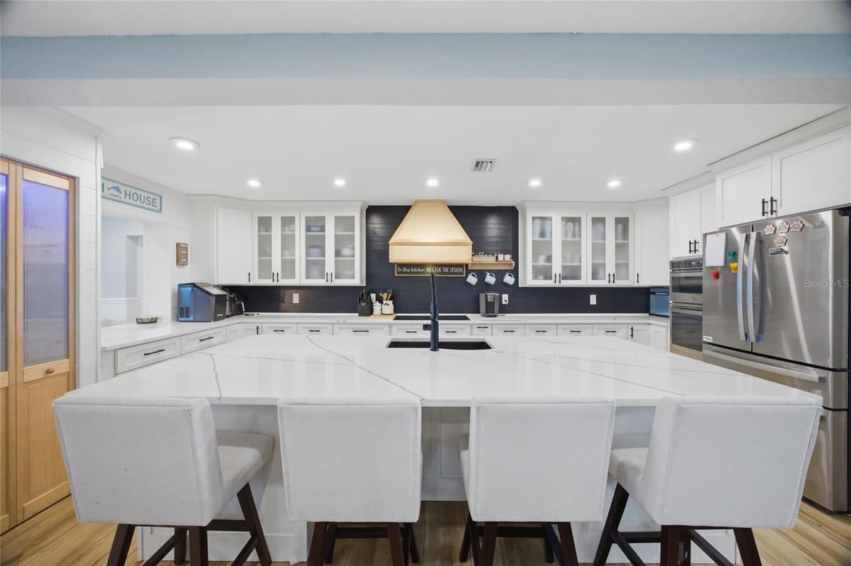 8211 HAYWARD LANE — photo 4 of 32