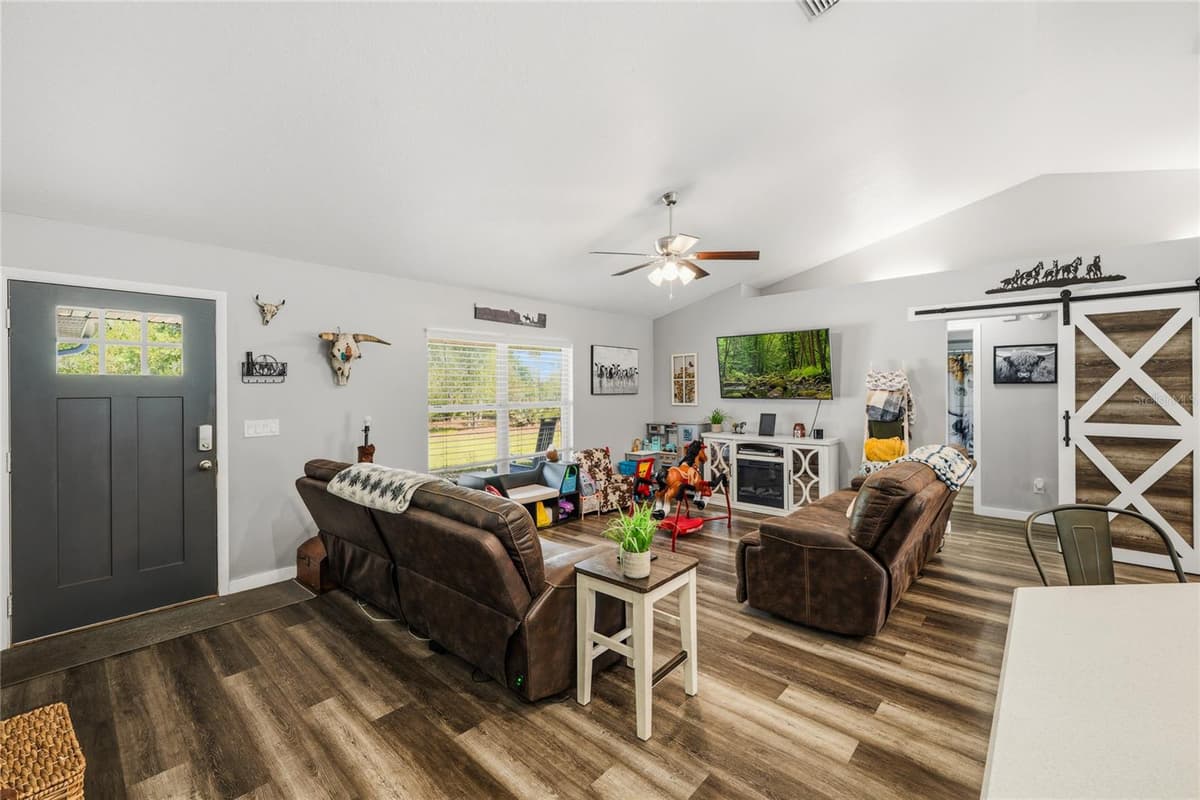 135 LINDA SUE DRIVE — photo 4 of 76