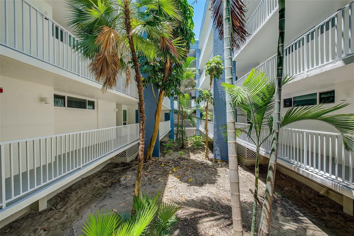 16308 GULF BOULEVARD — photo 26 of 41
