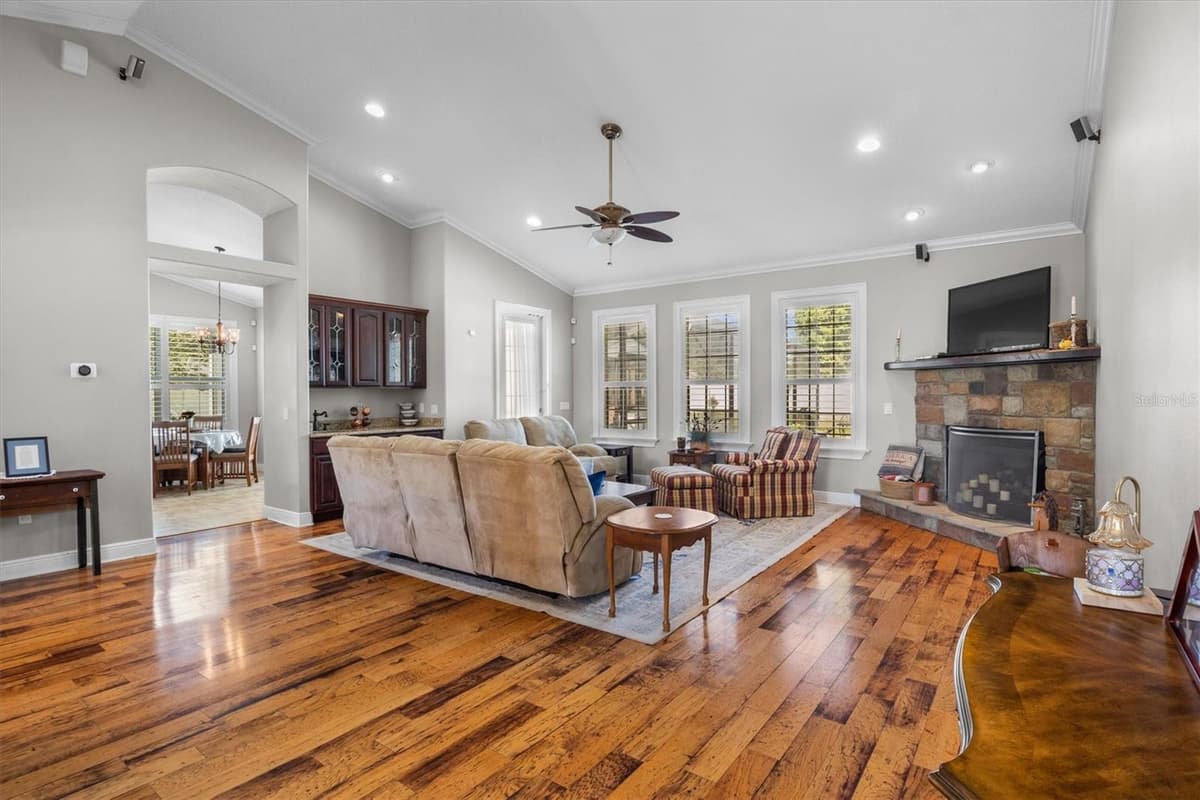 615 OAK AVENUE — photo 18 of 76