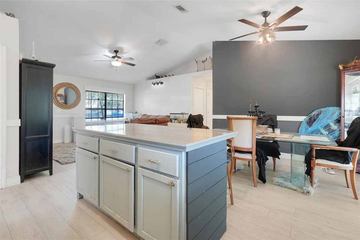 207 HOWARD COURT — photo 11 of 29