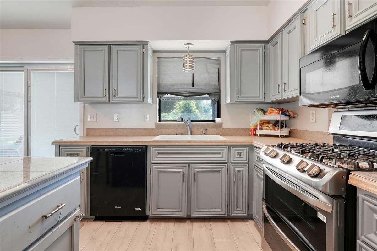 207 HOWARD COURT — photo 12 of 29
