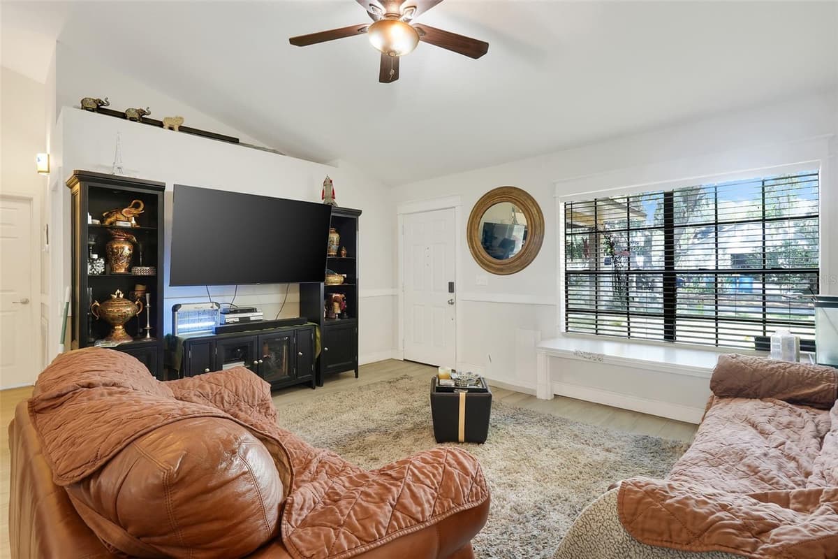 207 HOWARD COURT — photo 6 of 29