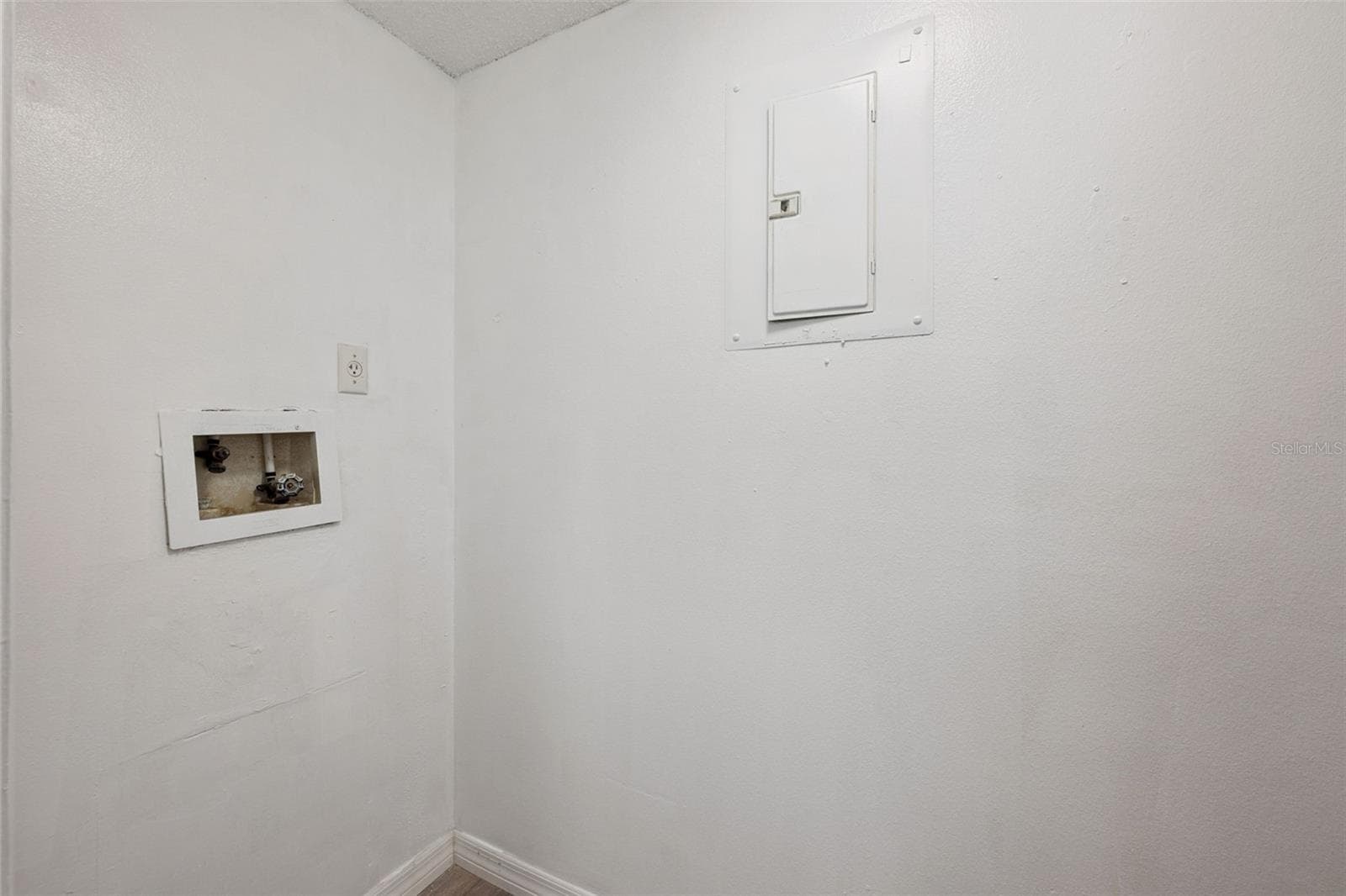 2889 WAREHAM COURT — photo 16 of 32