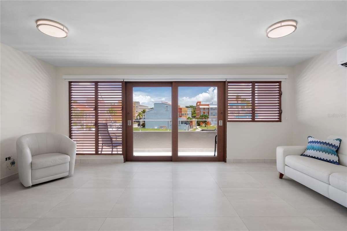 260 HARBOUR DRIVE — photo 8 of 19