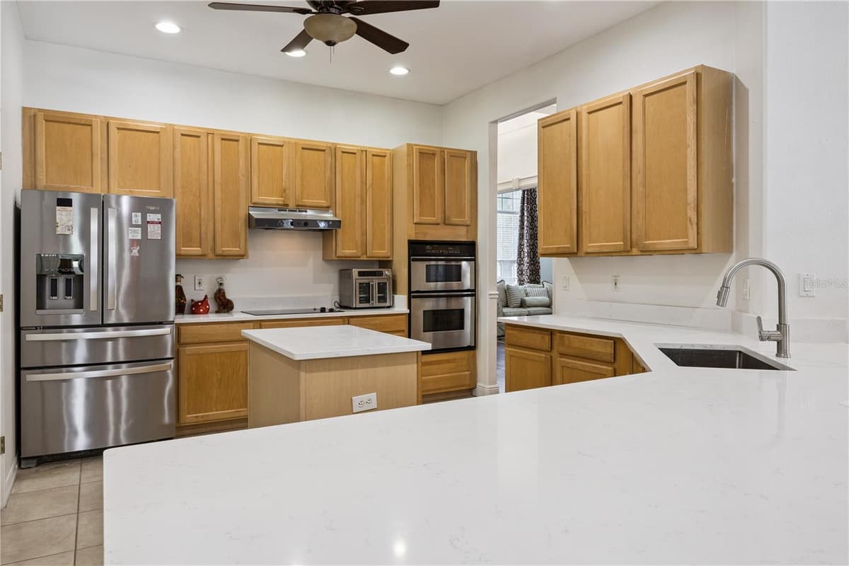 710 REGINA CIRCLE — photo 11 of 47