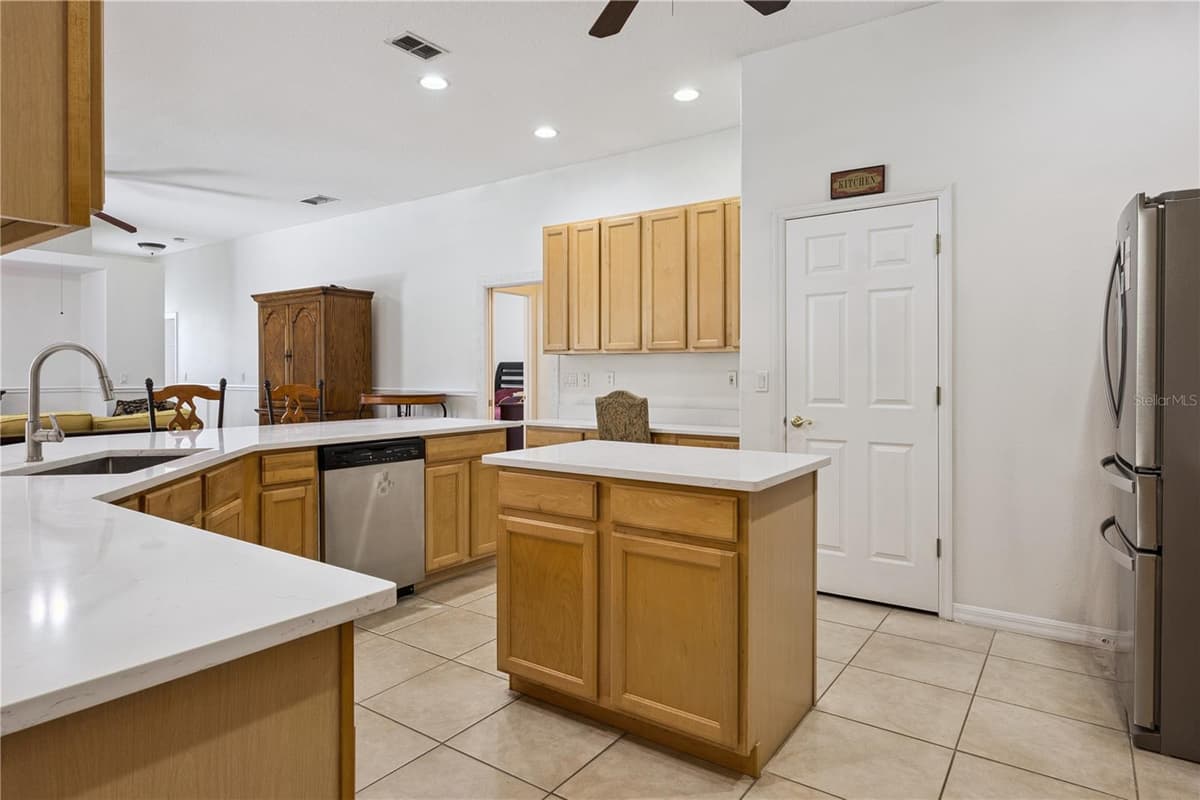 710 REGINA CIRCLE — photo 12 of 47