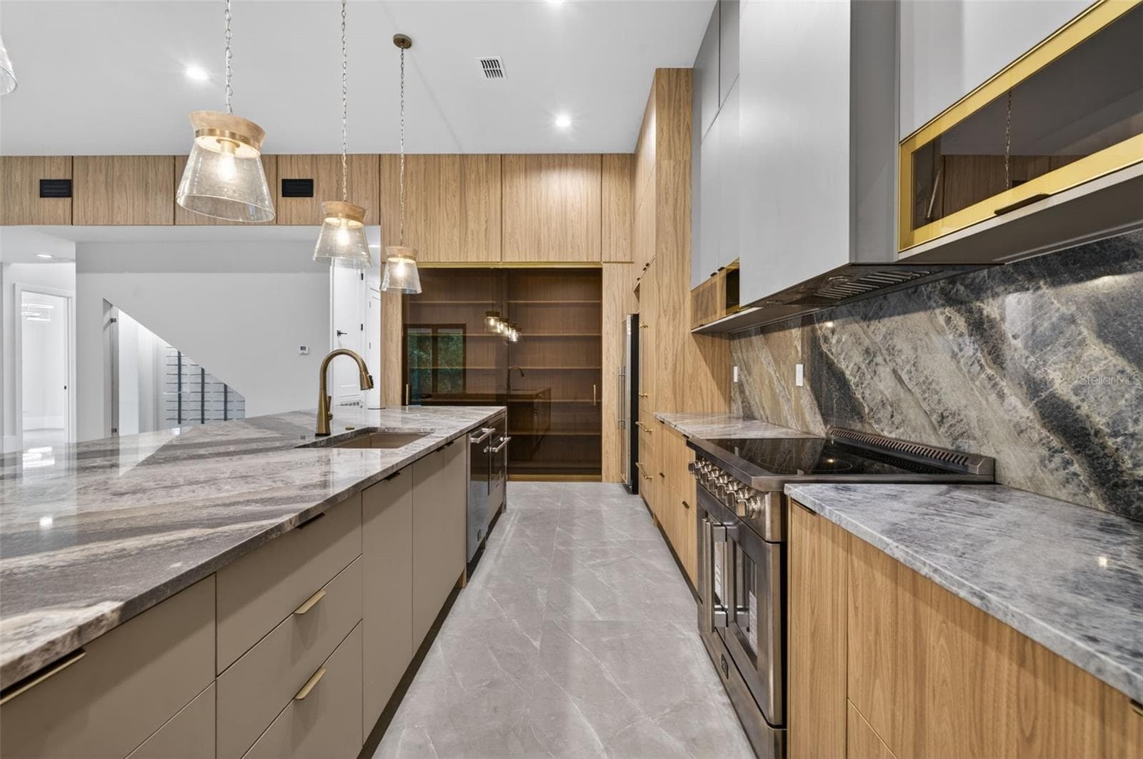 240 PHELPS AVENUE — photo 8 of 41