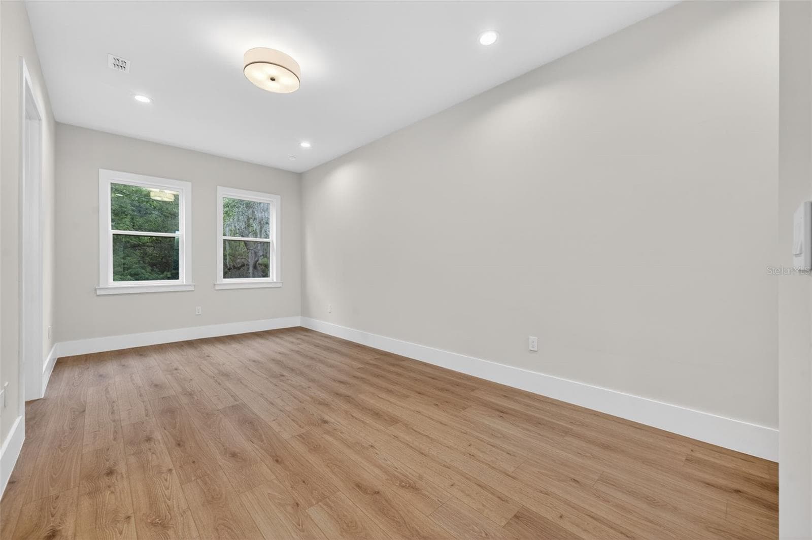 240 PHELPS AVENUE — photo 15 of 41