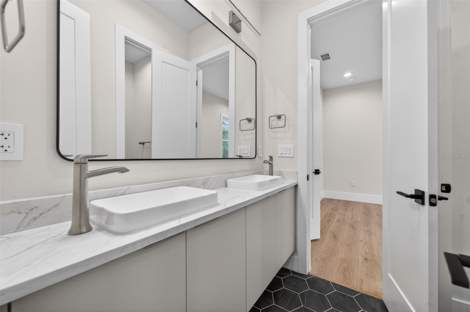 240 PHELPS AVENUE — photo 31 of 41