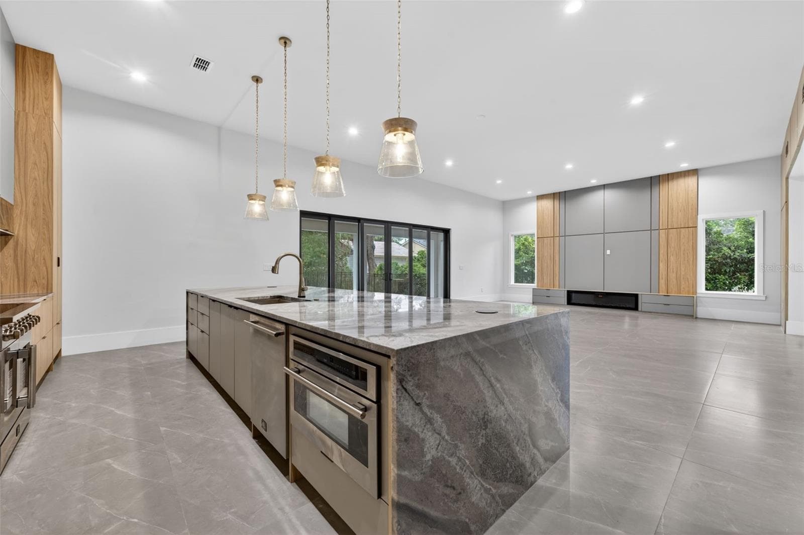 240 PHELPS AVENUE — photo 10 of 41