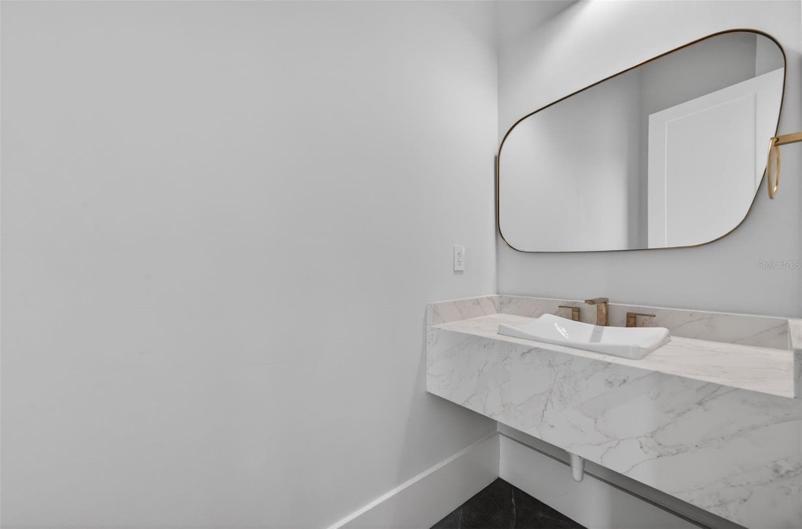 240 PHELPS AVENUE — photo 34 of 41