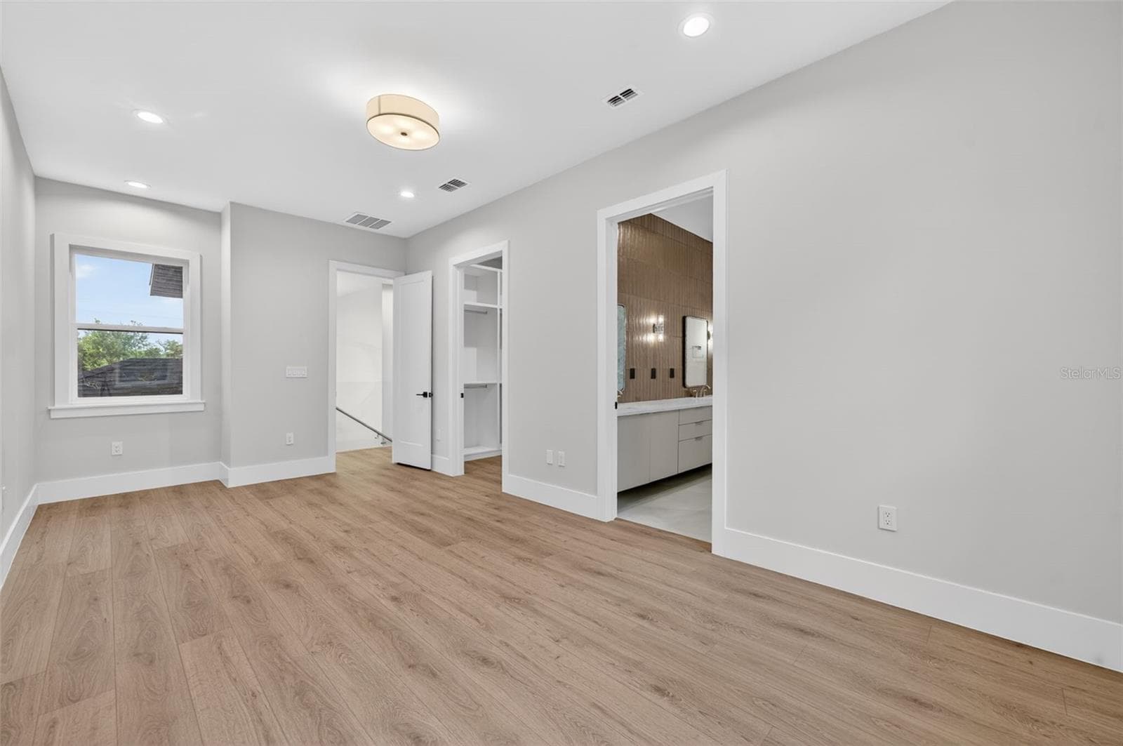 240 PHELPS AVENUE — photo 16 of 41
