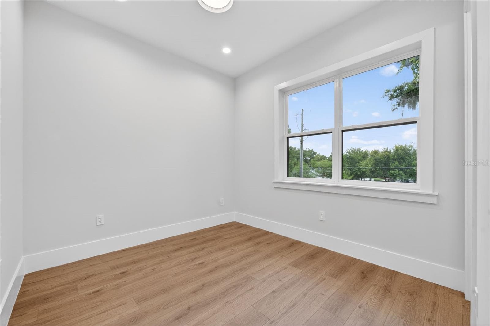 240 PHELPS AVENUE — photo 26 of 41