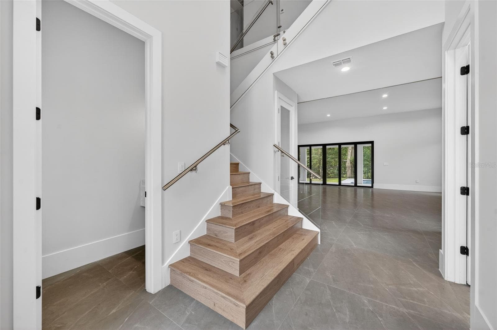240 PHELPS AVENUE — photo 4 of 41