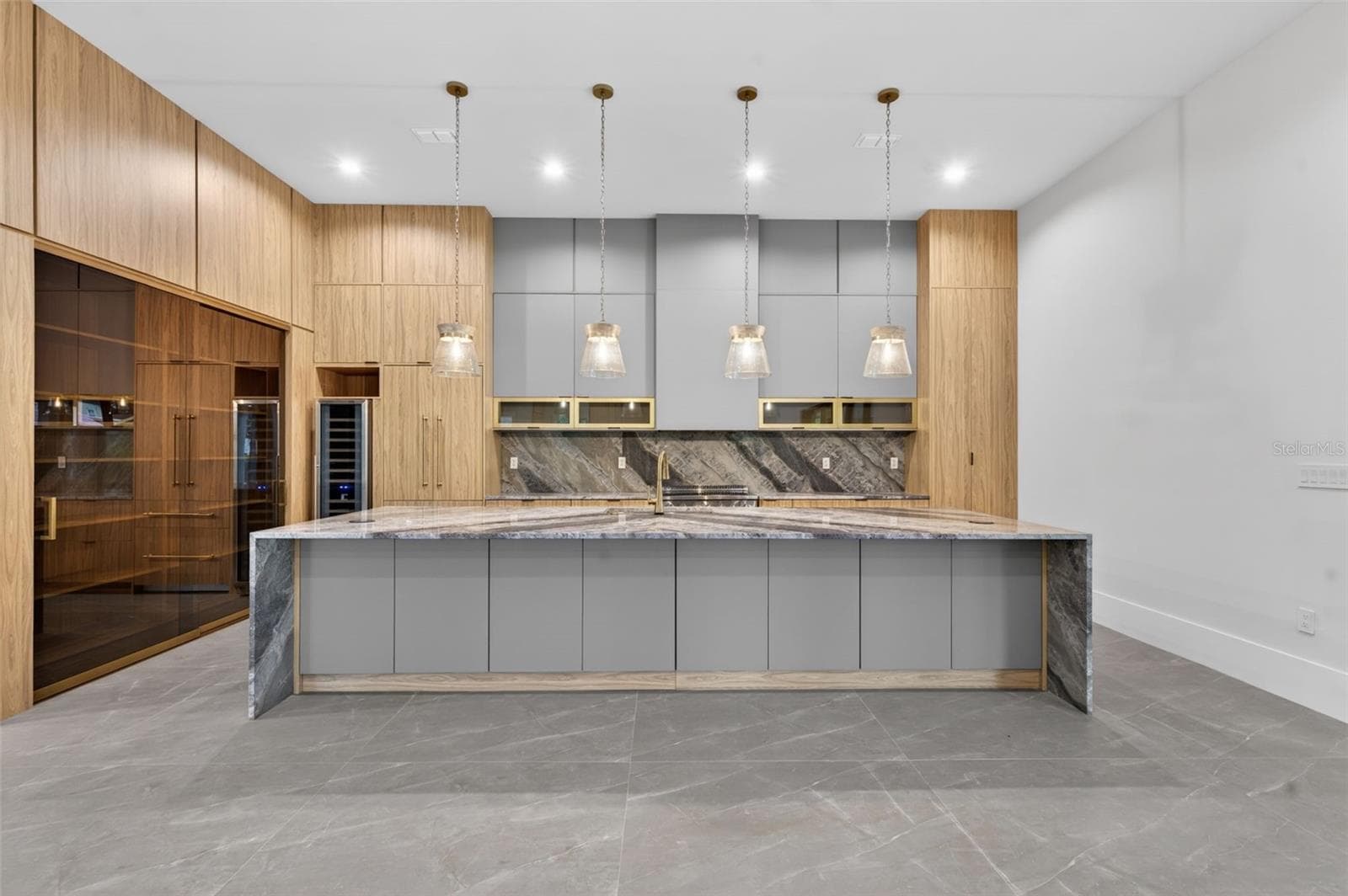 240 PHELPS AVENUE — photo 6 of 41