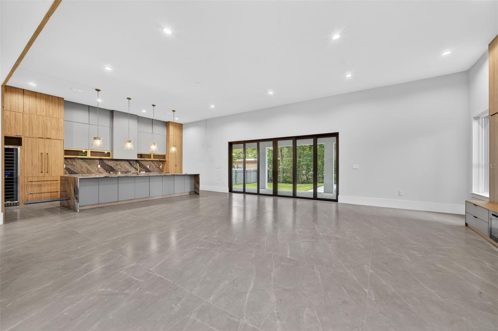 240 PHELPS AVENUE — photo 5 of 41