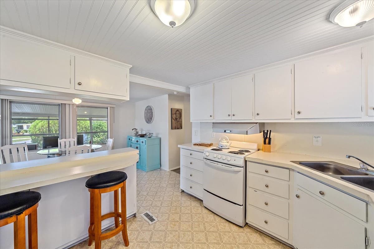 1100 UNIVERSITY PARKWAY — photo 8 of 47