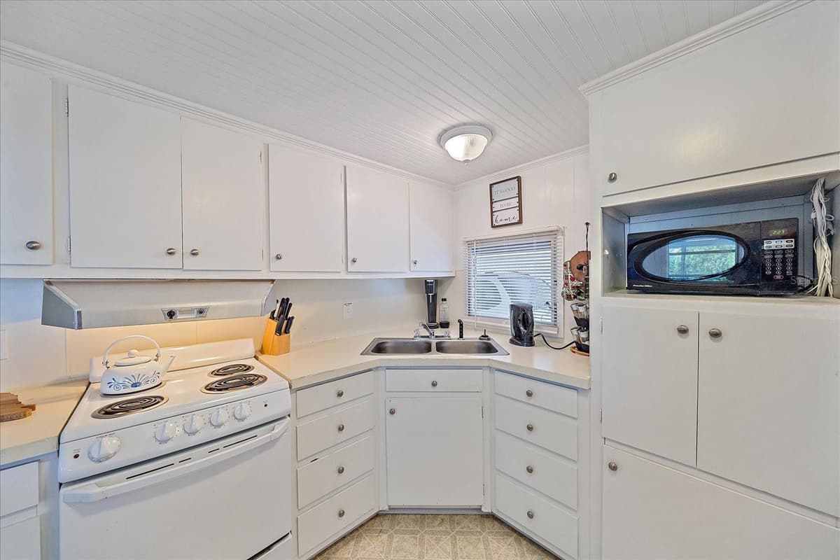 1100 UNIVERSITY PARKWAY — photo 4 of 47