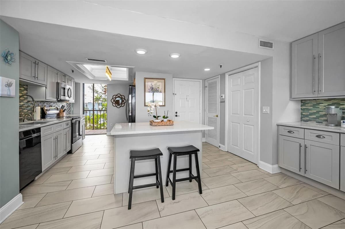 19111 VISTA BAY DRIVE — photo 22 of 94