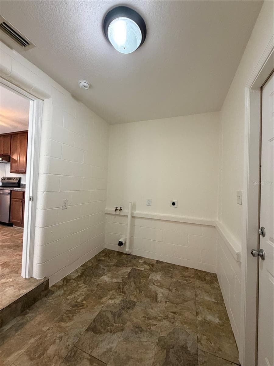 609 GRAY AVENUE — photo 21 of 38