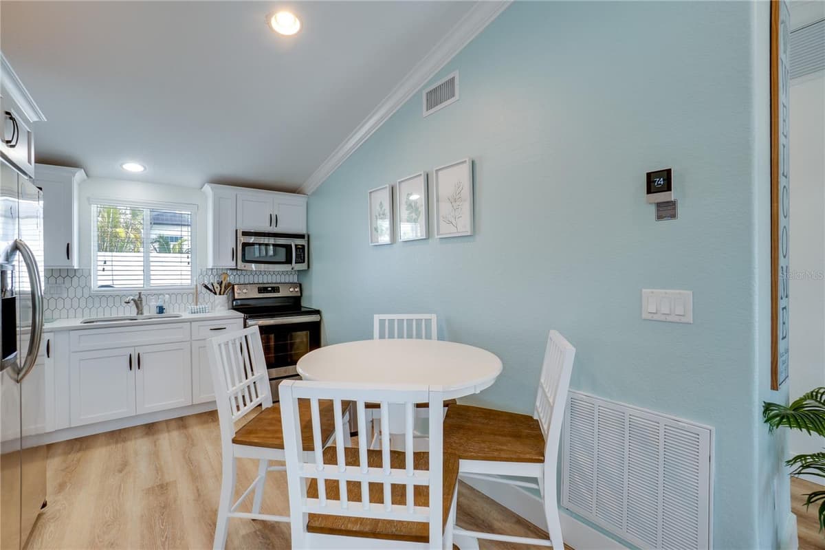 3009 AVENUE — photo 7 of 25