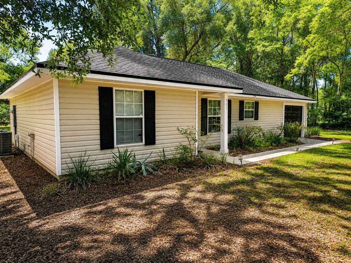 901 PECAN STREET — photo 1 of 26