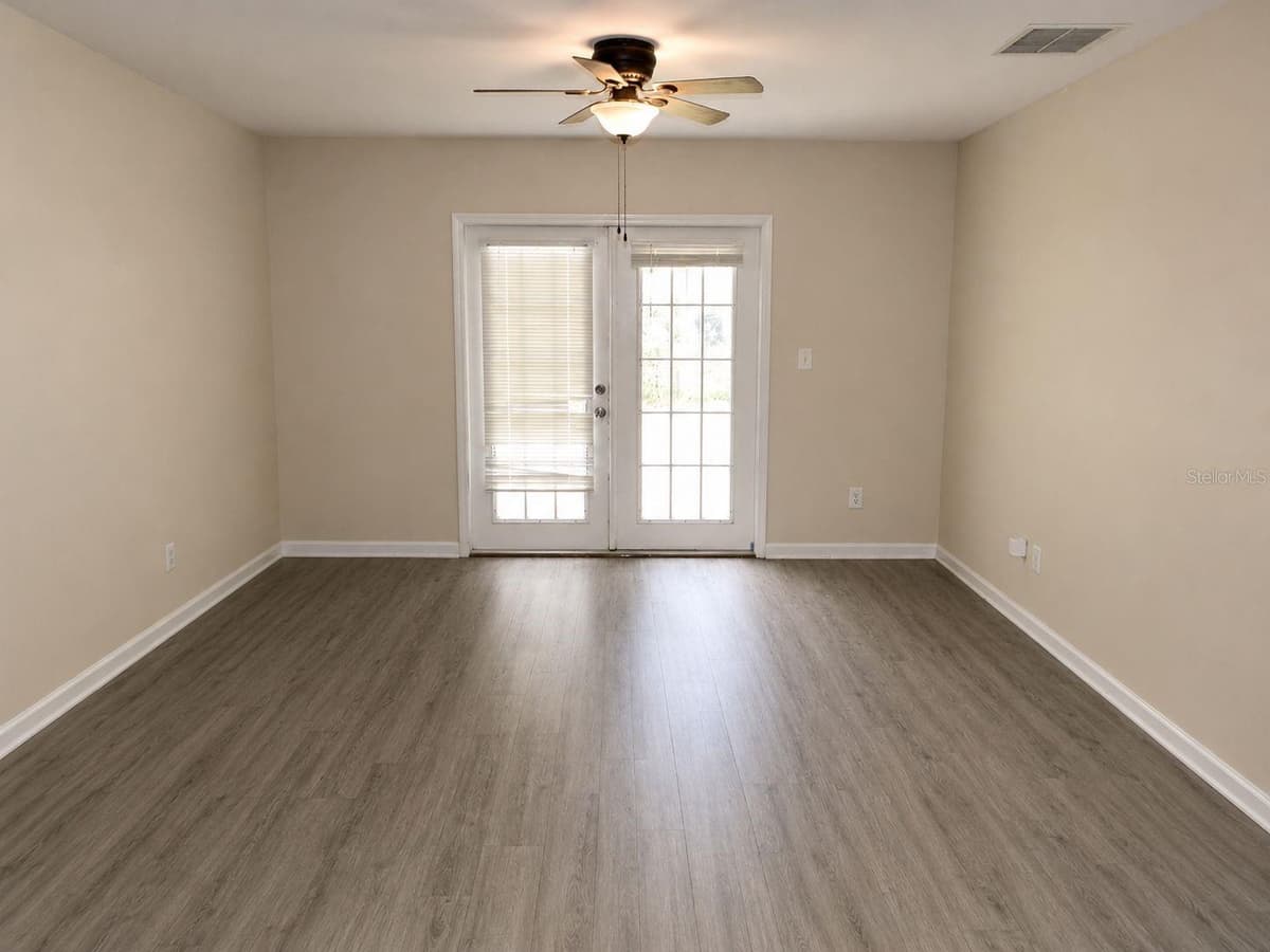 901 PECAN STREET — photo 3 of 26