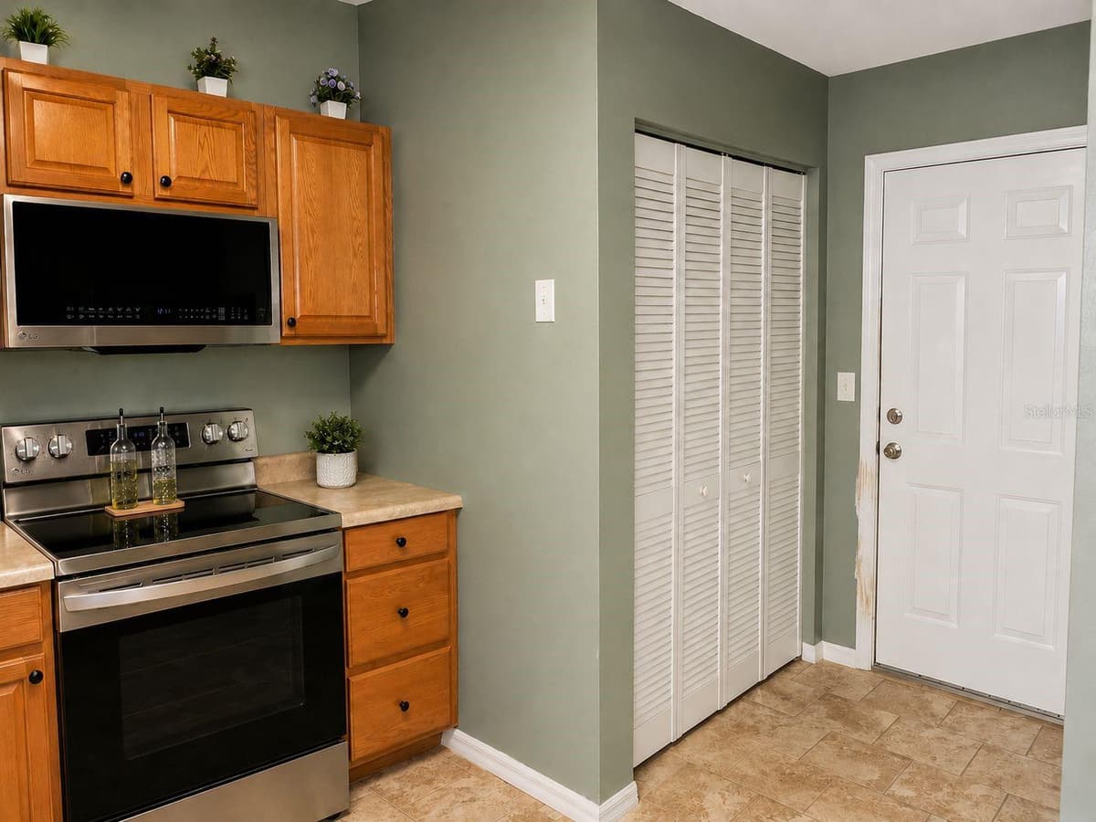 901 PECAN STREET — photo 17 of 26