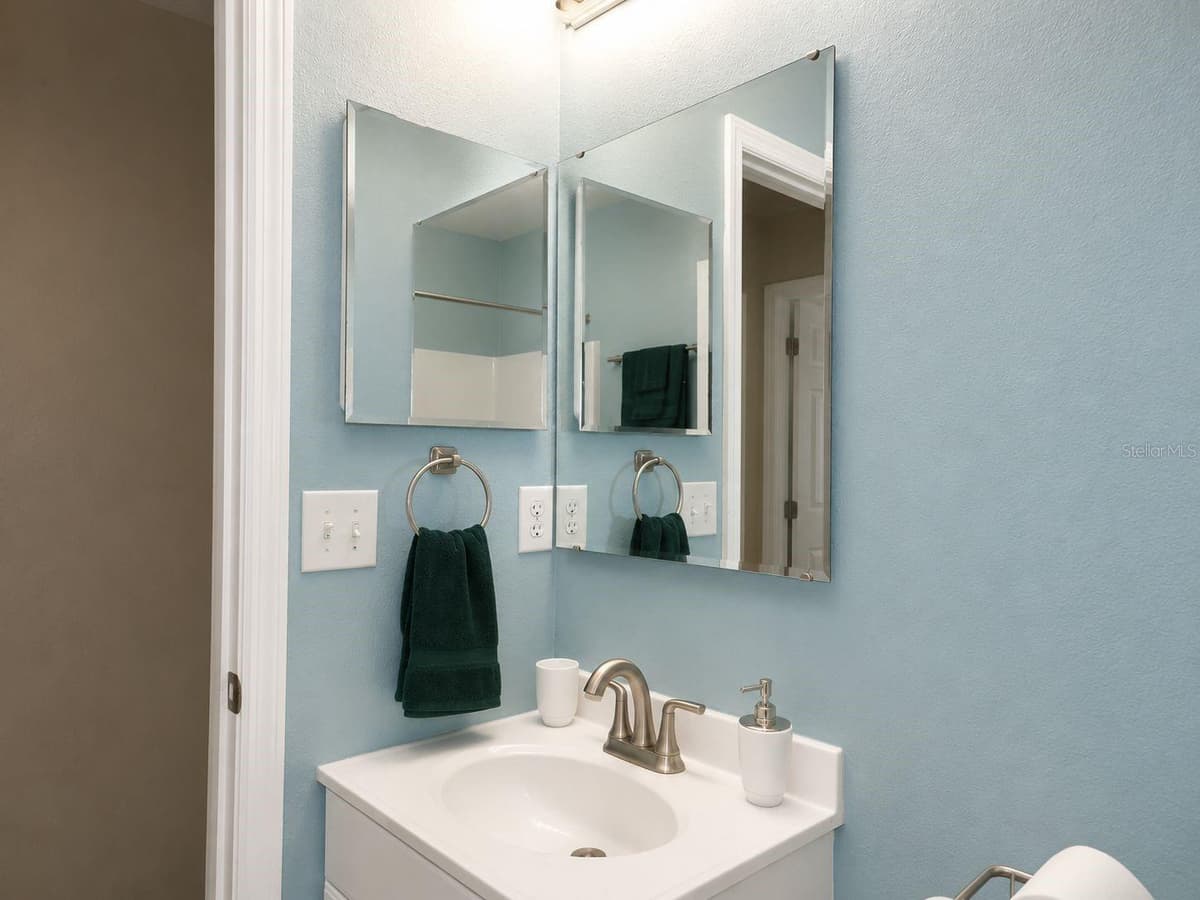 901 PECAN STREET — photo 9 of 26