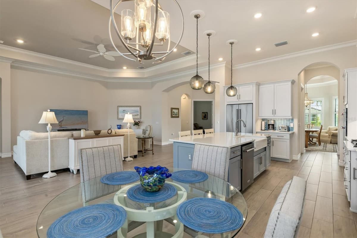 553 MARAVIYA BOULEVARD — photo 4 of 68