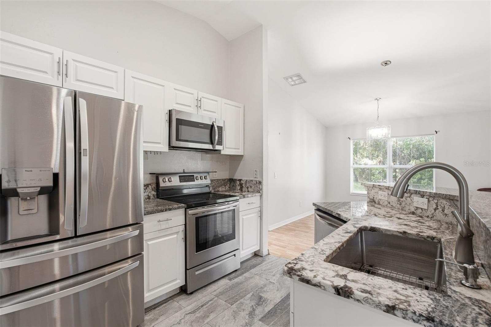 4171 MAGENTA AVENUE — photo 4 of 43