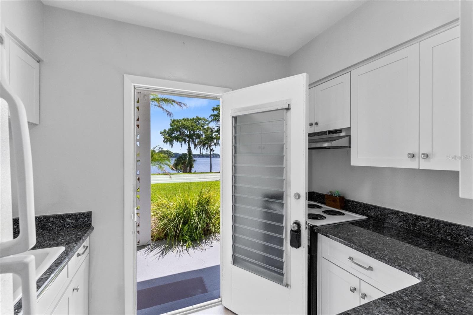 1140 ORLANDO AVENUE — photo 6 of 47