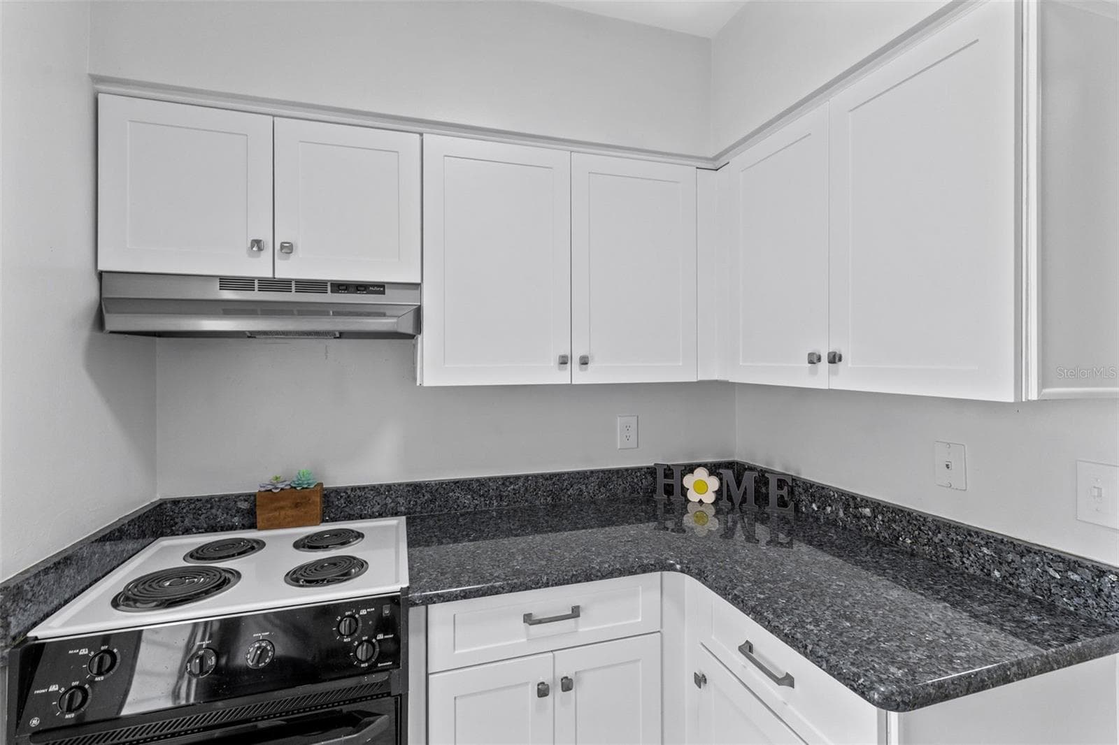 1140 ORLANDO AVENUE — photo 8 of 47