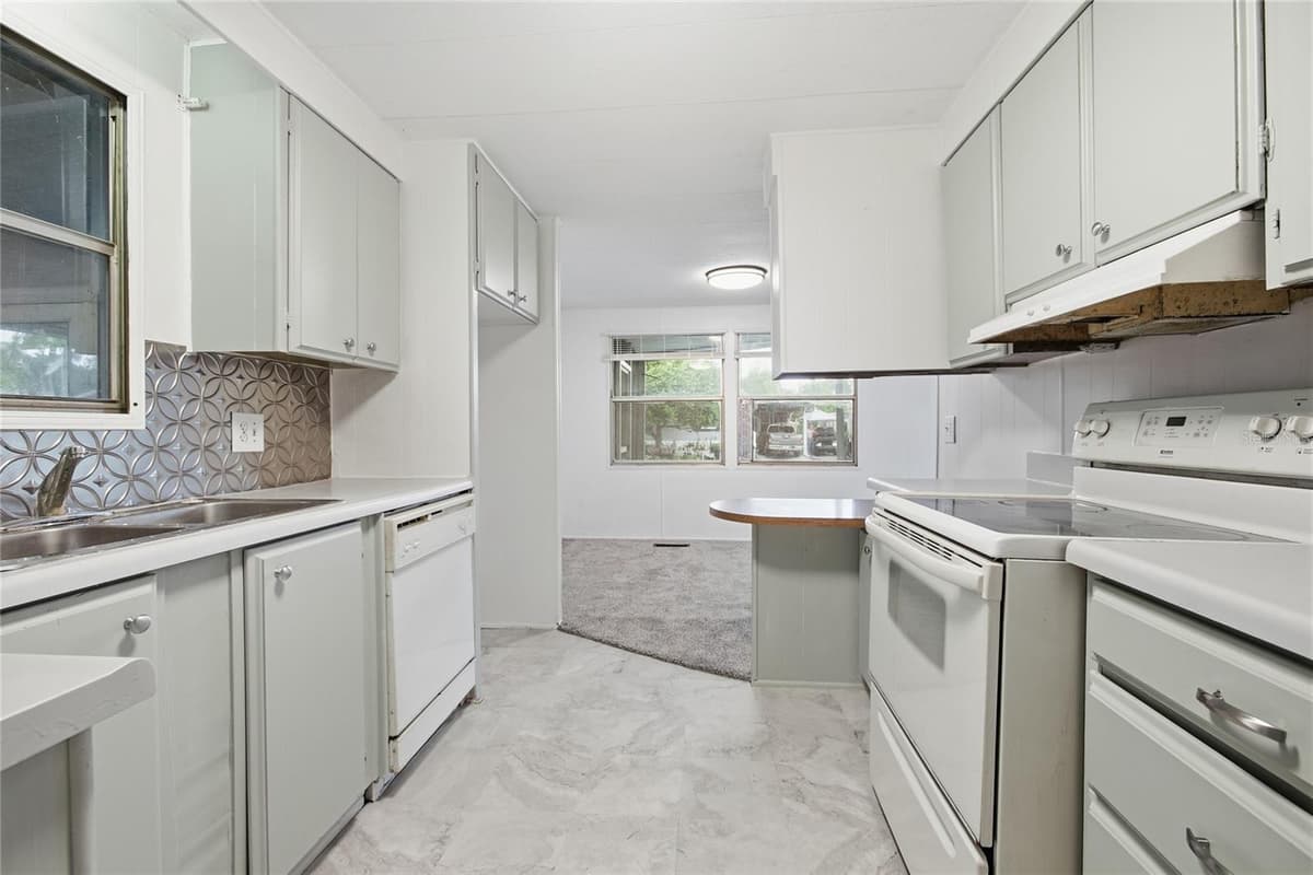 110 MAPLE DRIVE — photo 15 of 40