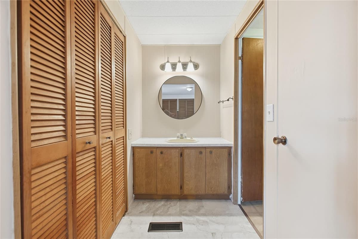 110 MAPLE DRIVE — photo 19 of 40