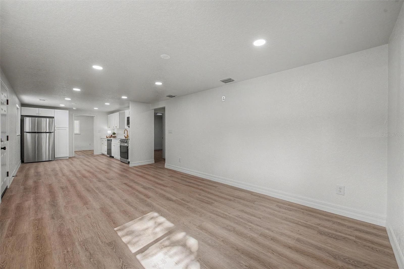 7203 URSULA AVENUE — photo 11 of 28