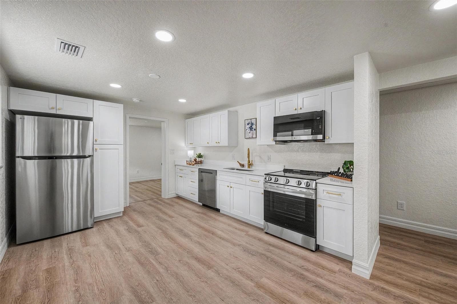 7203 URSULA AVENUE — photo 10 of 28