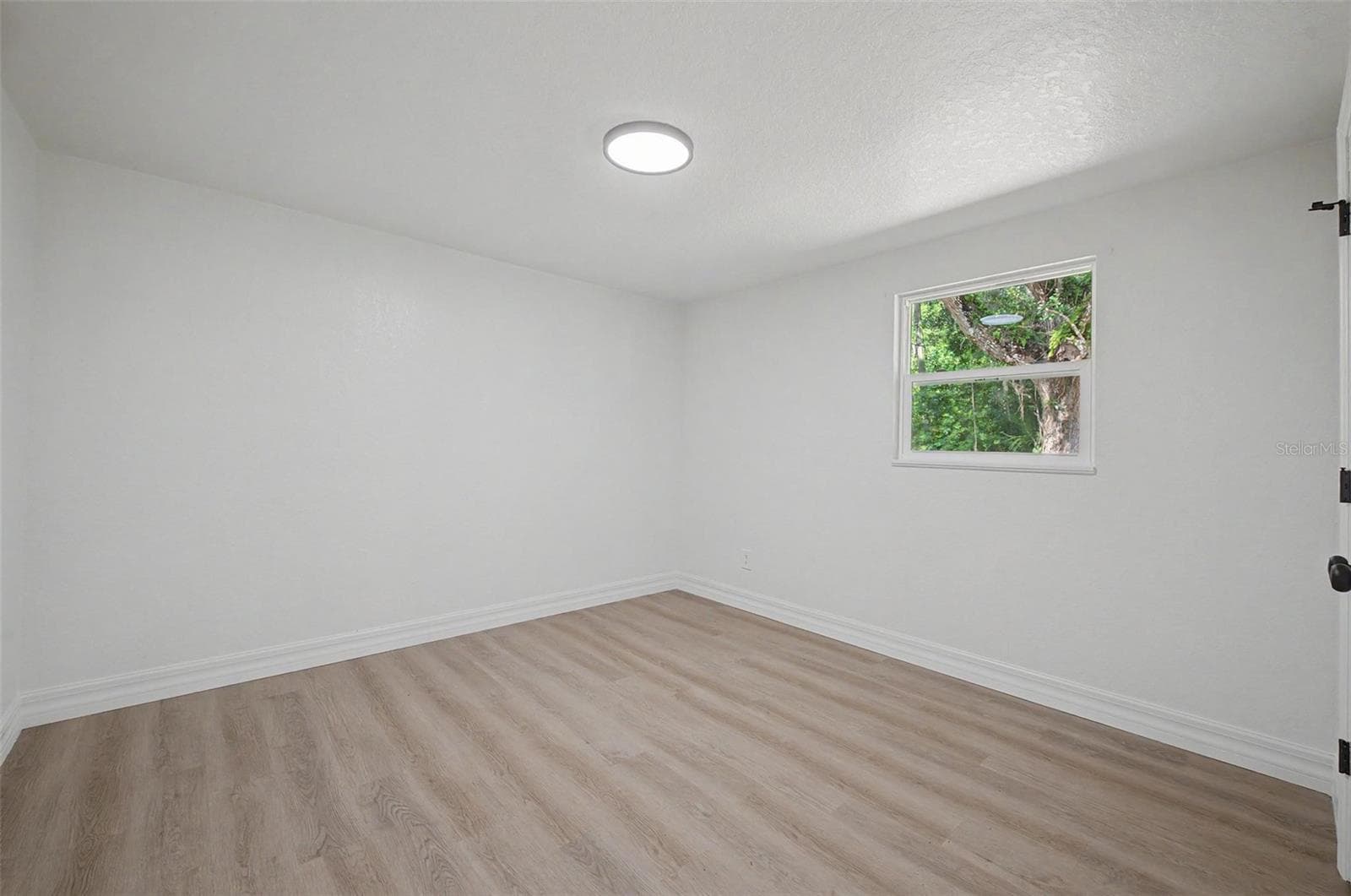 7203 URSULA AVENUE — photo 16 of 28