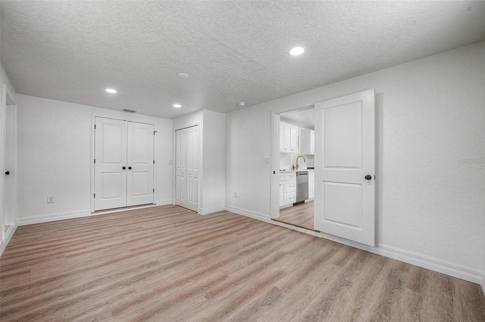 7203 URSULA AVENUE — photo 21 of 28