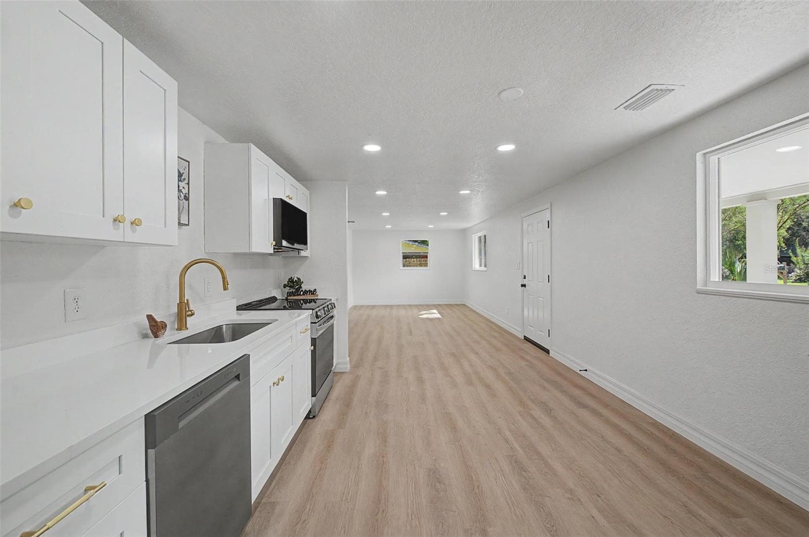 7203 URSULA AVENUE — photo 5 of 28