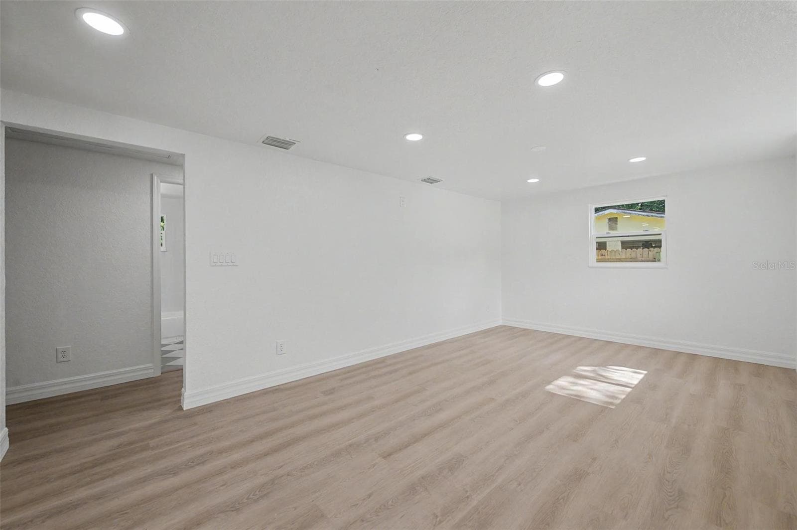 7203 URSULA AVENUE — photo 9 of 28