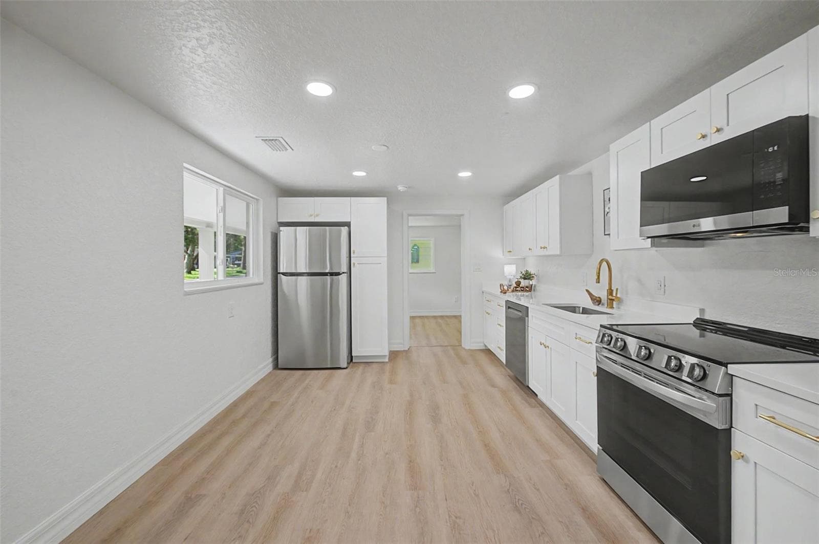 7203 URSULA AVENUE — photo 7 of 28