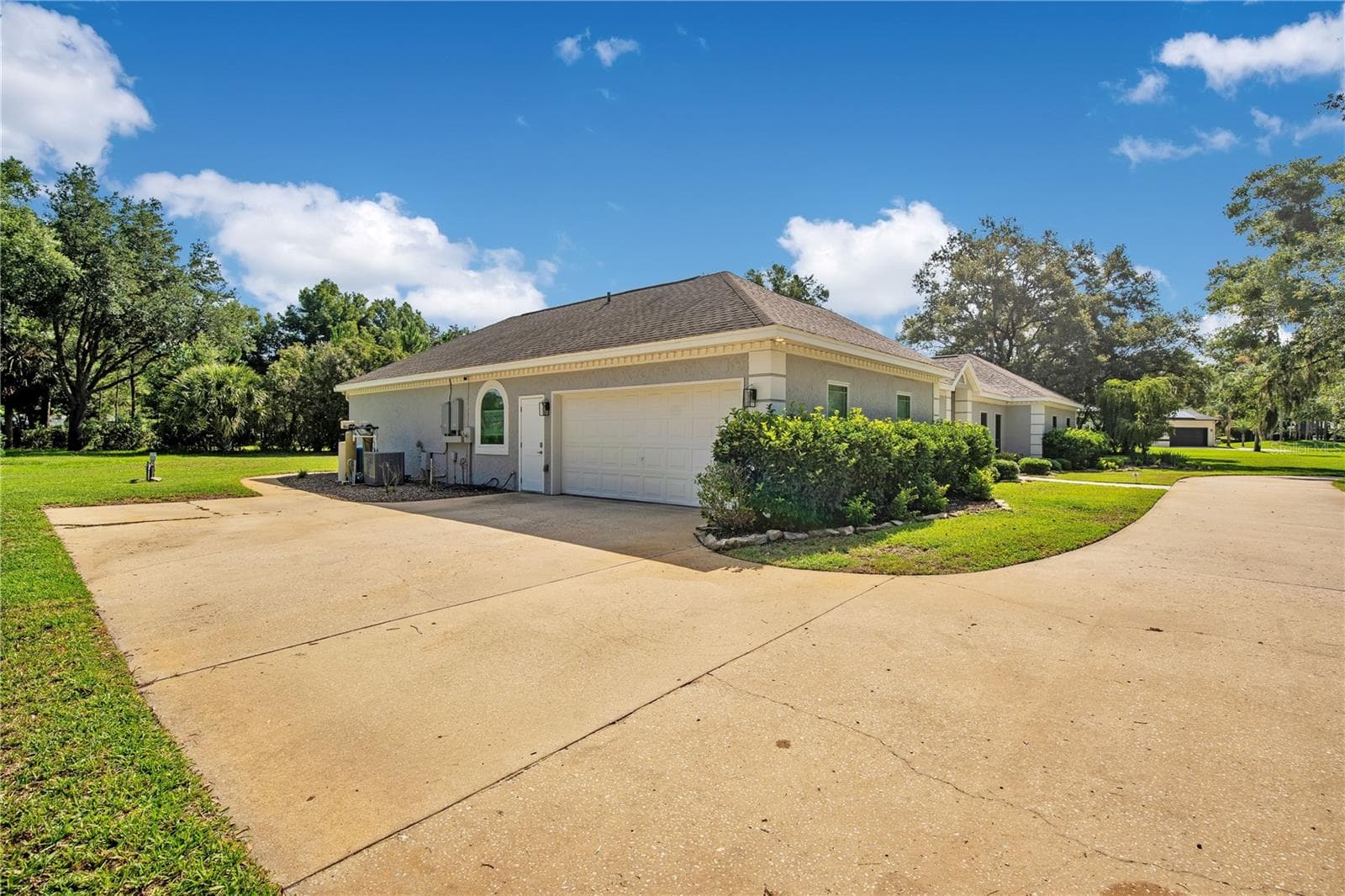 8368 RAMBLING RIVER DRIVE — photo 4 of 41